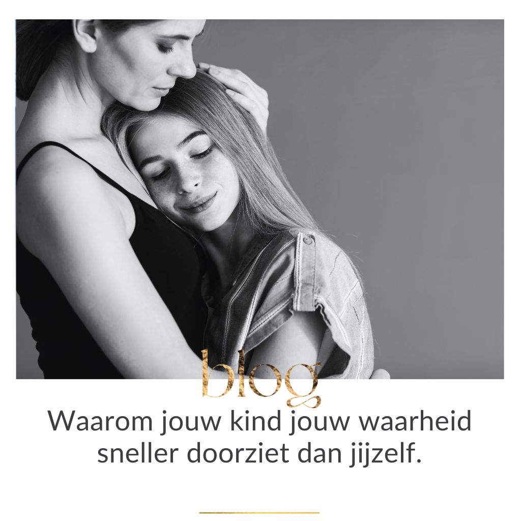 moeder kijkt in spiegel kind en verdiept haar succes