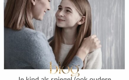 Moeder kijkt in spiegel kind en ervaart blijvend succes in bedrijf