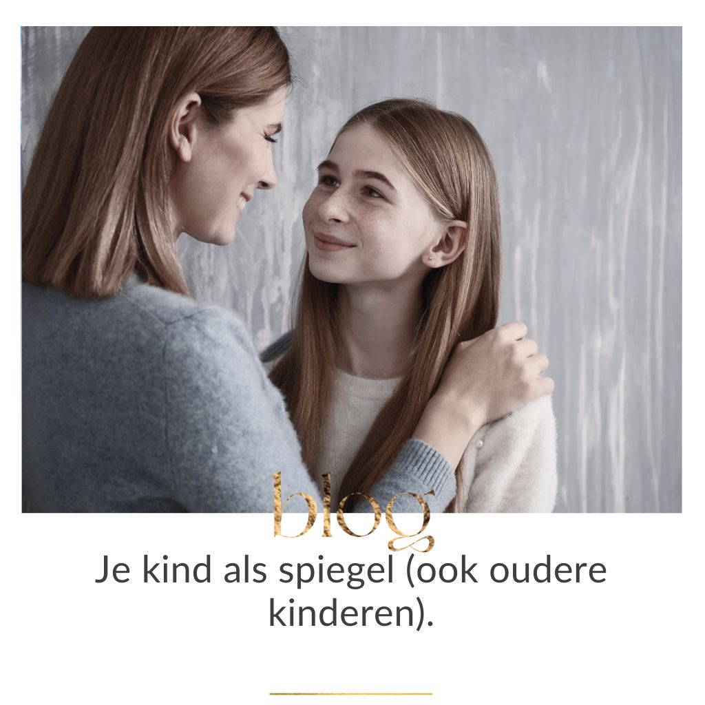 Moeder kijkt in spiegel kind en ervaart blijvend succes in bedrijf