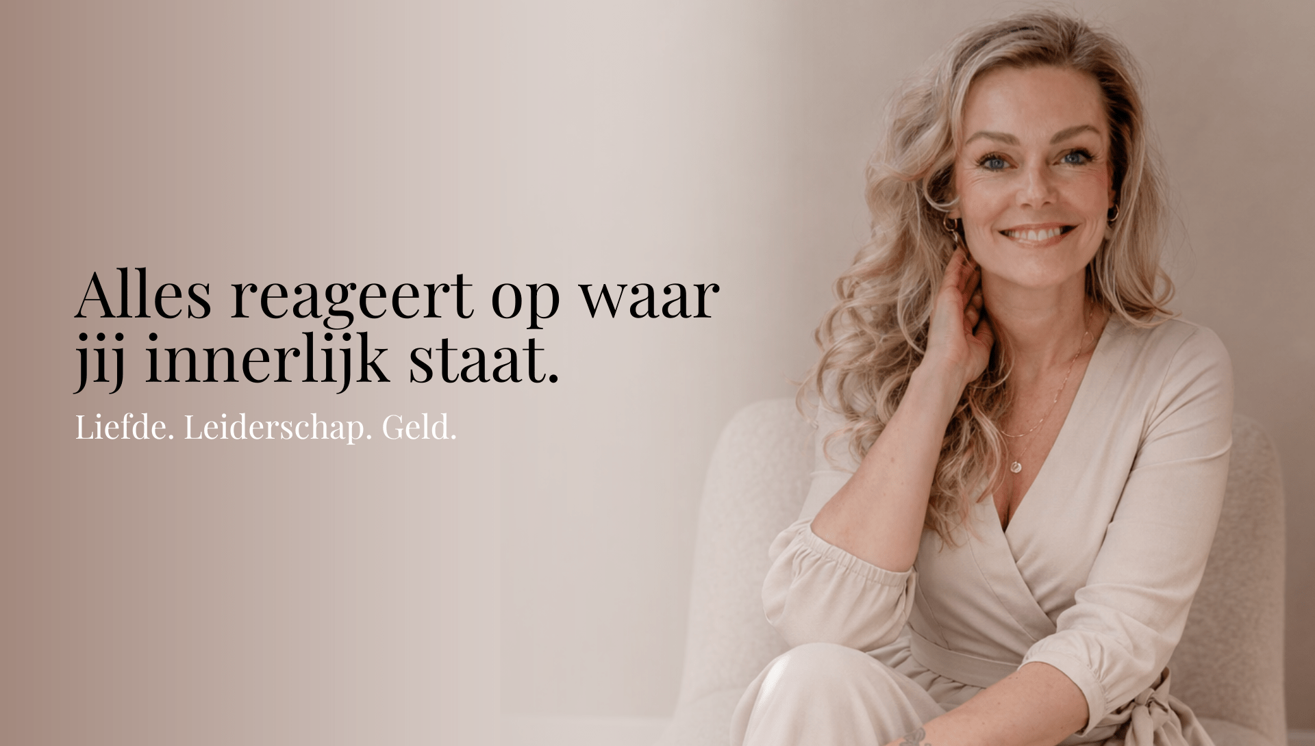 sterke vrouw die haar innerlijke standaard belichaamt waardoor haar relatie en succes anders op haar reageren.